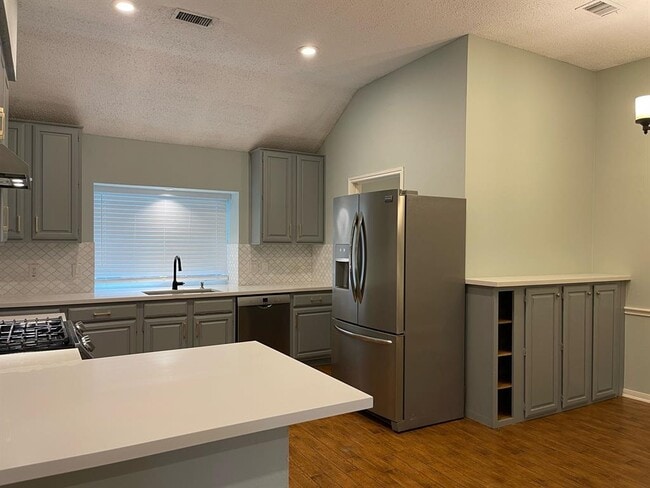 Building Photo - 2215 Mill Creek Dr