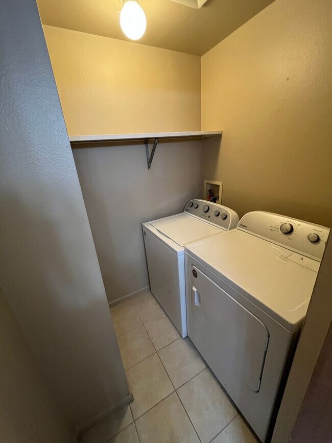 Building Photo - 3 Bed 2 Bath Updated Unit in Robinwood