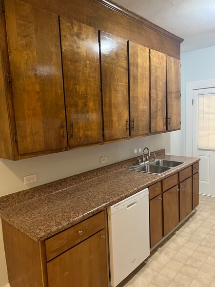 Building Photo - 1402 Victoria St