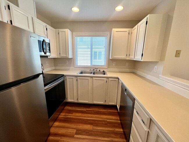 Building Photo - Gorgeous 2 Bed 1.5 Bath Condo For Rent