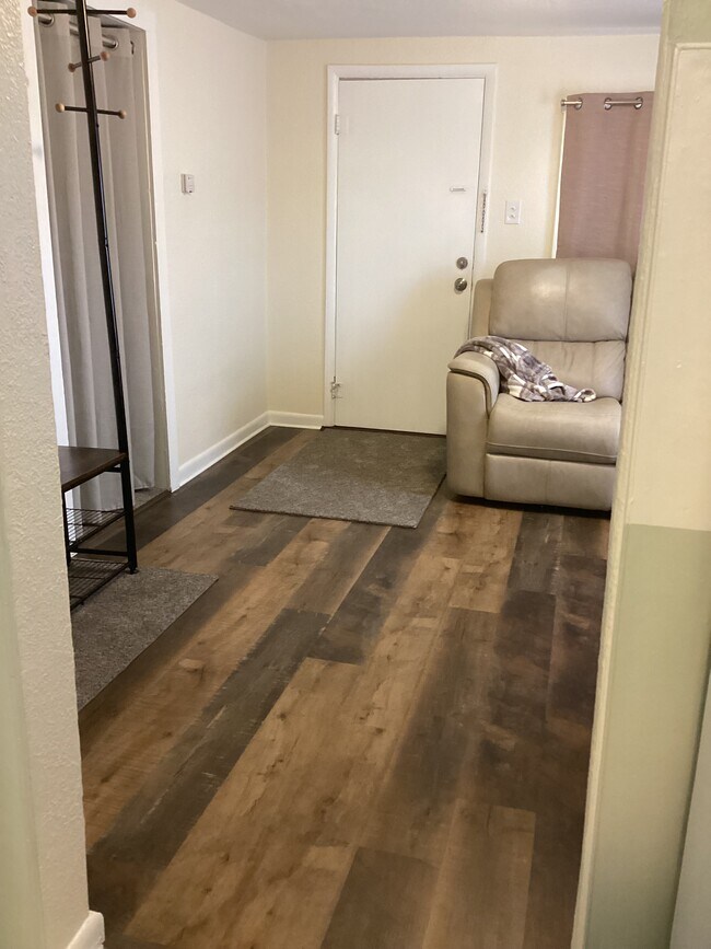 Building Photo - 2-1512 E Routt Ave