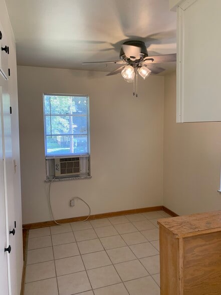 Dinette - 2537 Parkwood Ave