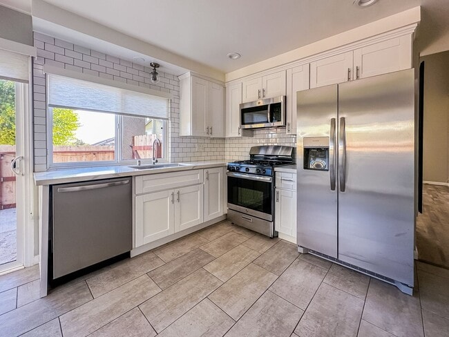 Building Photo - Completely Renovated 3+ Bed, 2 Bath Tierra...