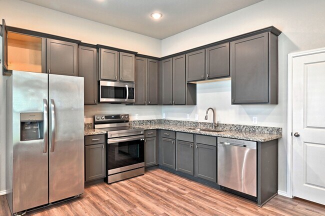Building Photo - 11550 Persimmon St