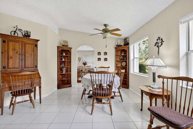 Building Photo - 1520 S Club Dr