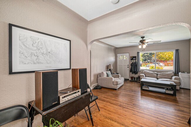 Building Photo - Beautiful Home Available in Berkeley Neigh...