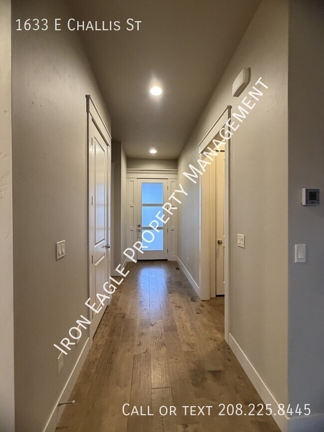 Building Photo - 1633 E Challis St