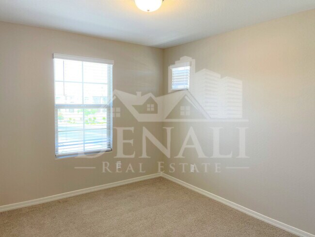 Building Photo - 905 S Canal Dr