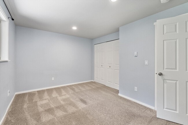 Building Photo - 3 Bed 2 Bath Fully Fenced Split Level Lake...
