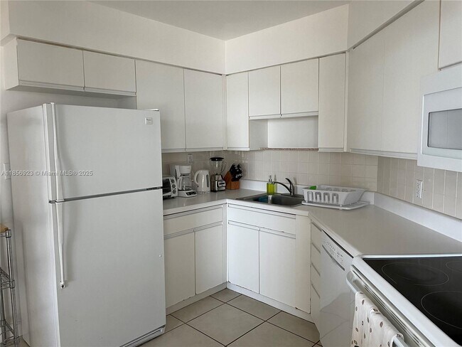 Building Photo - 5151 Collins Ave