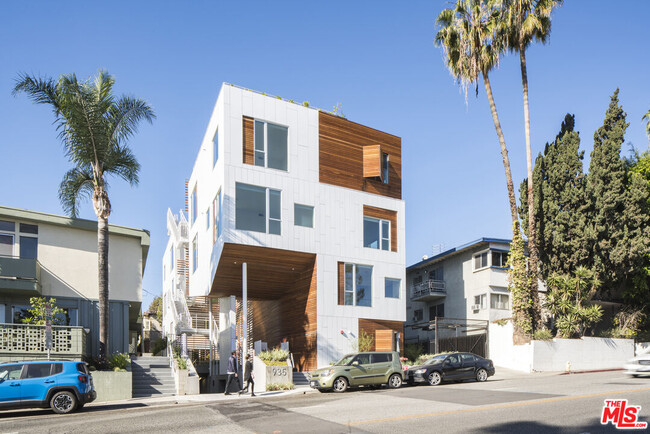 Building Photo - 935 N San Vicente Blvd