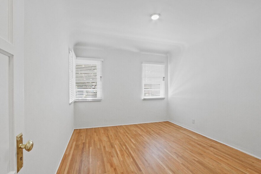 Building Photo - 2202-2206 20th St in Santa Monica!  Near Ocean Park Blvd.