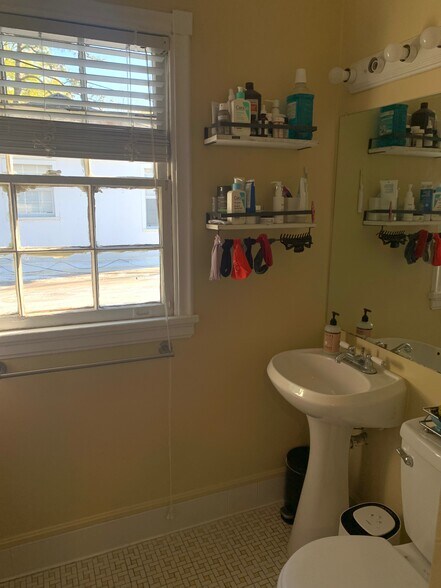 12 - Hall Bathroom 2 - 810 Rittiner Dr