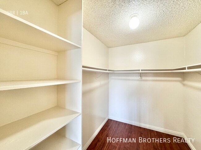 Building Photo - 15040 Vanowen St