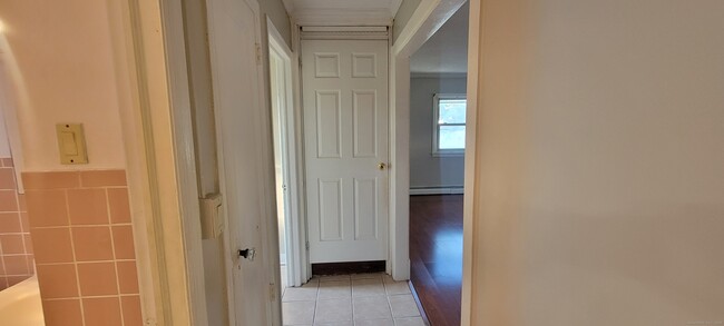 Building Photo - 87 Ellington St