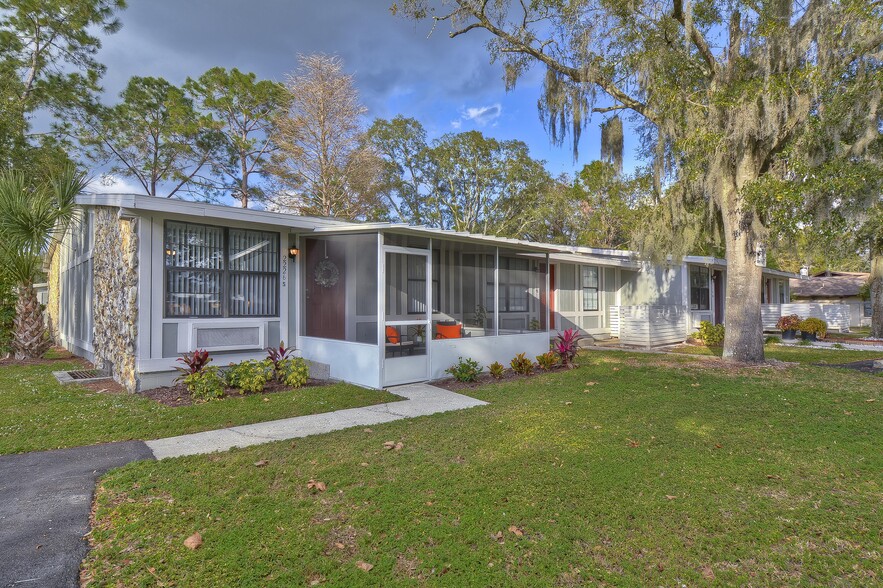 One Bedroom Apartment with Private Screened Patio - Live Oak Apartments