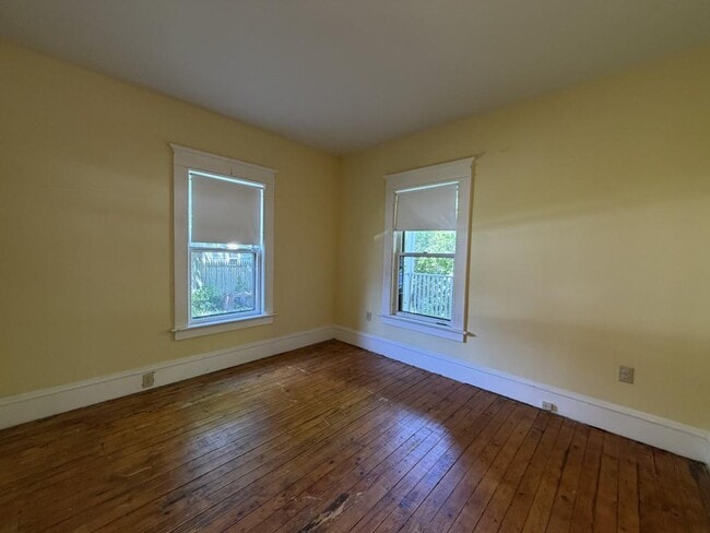 Building Photo - 48 Monroe St