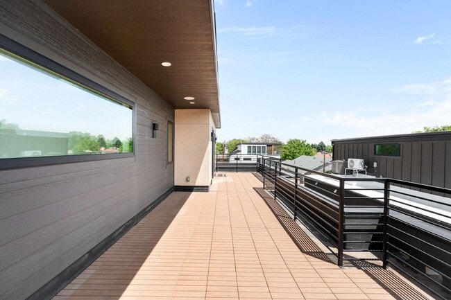 Building Photo - Luxury 5BD, 6BA Home 1 Block From Sloan's Lake