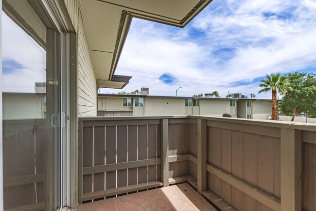 Building Photo - Phoenix apartment in ideal location!