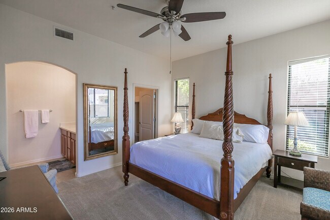 Building Photo - 7027 N Scottsdale Rd