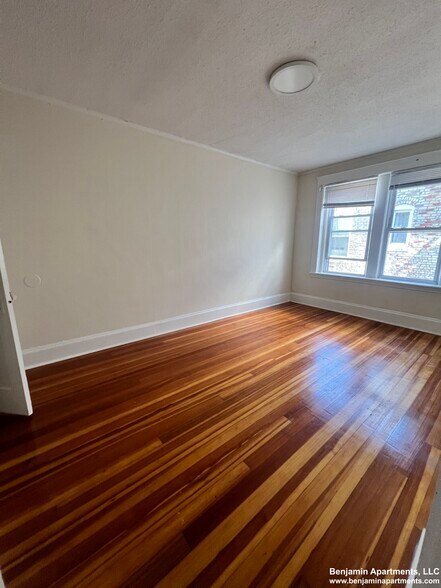 Building Photo - 8 Barrows St