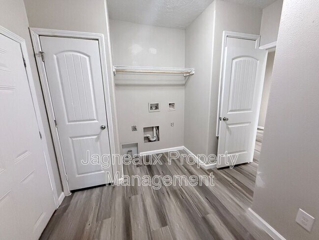 Building Photo - 816 Shady Ln