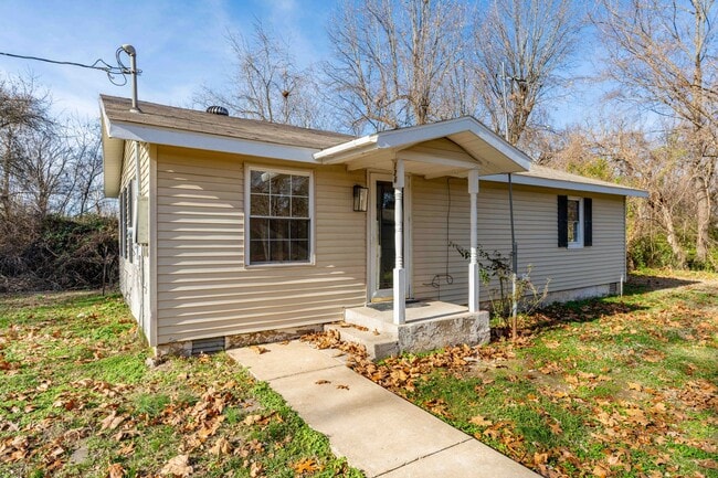 Building Photo - Newly Remodeled 2 Bed 1 Bath Home