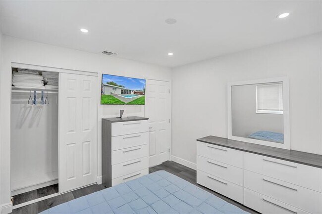 Building Photo - 2114 N 42nd Ave