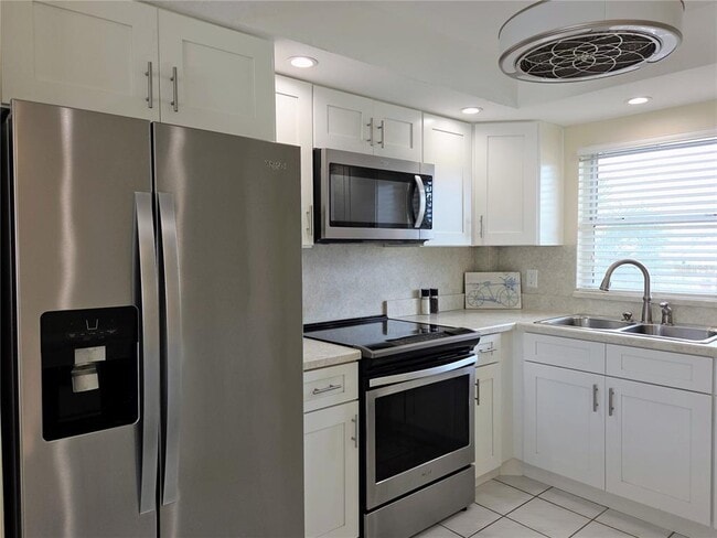 Building Photo - 4650 Cove Cir