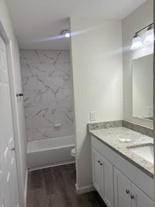 Building Photo - Beautiful newly remodeled 2/1 apartment!