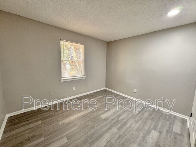 Building Photo - 710 N Pine St