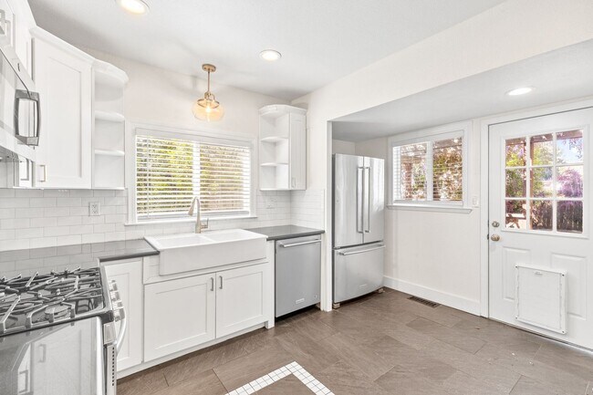 Building Photo - Charming & Spacious Single Family Home