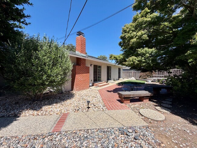 Building Photo - 832 Cathedral Dr