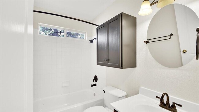 Building Photo - 1613 Country Squire Dr