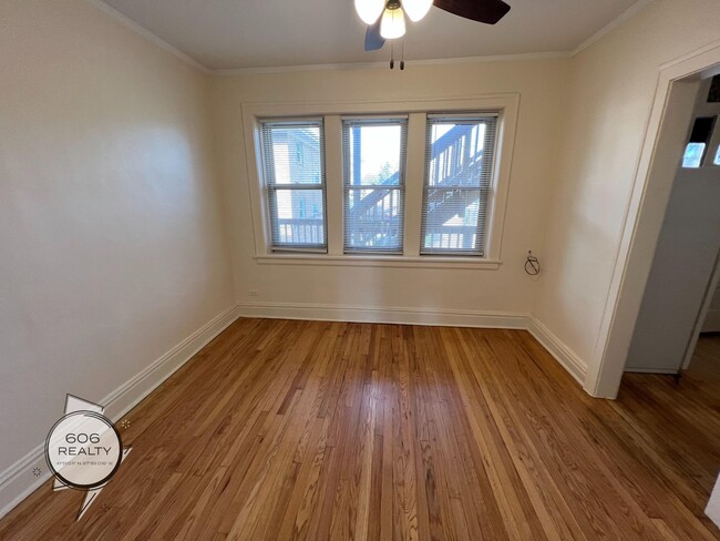 Building Photo - Bright and Sunny Forest Park Apts!