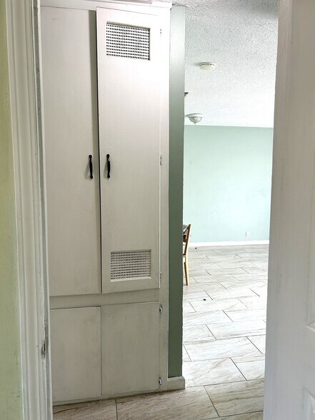 Building Photo - 10832 Mansel Ave
