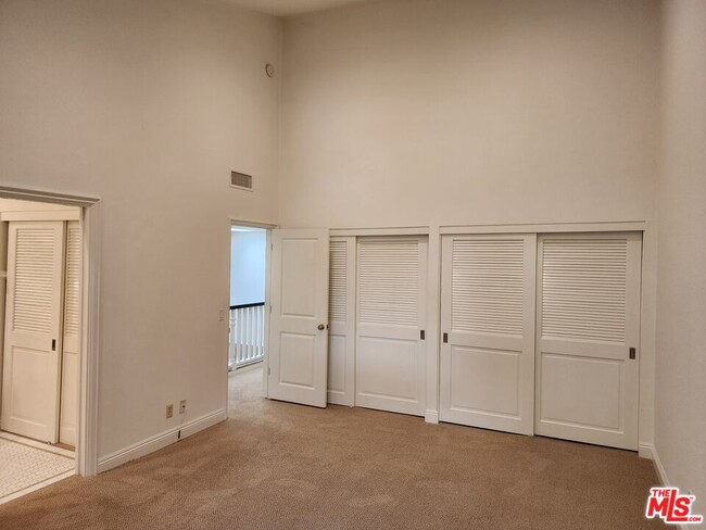 Building Photo - 1546 Palisades Dr