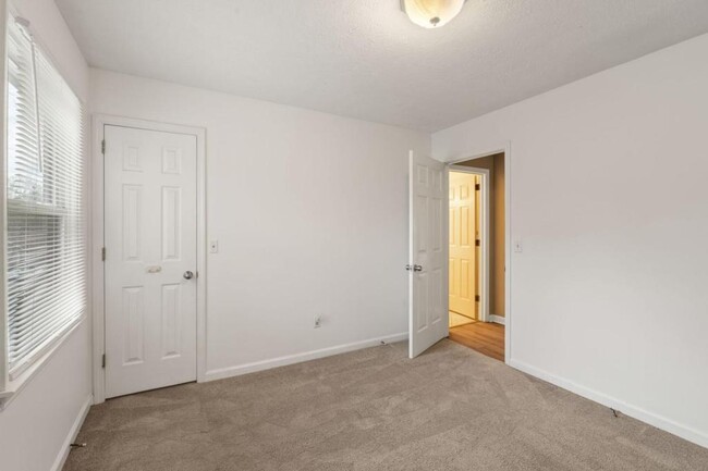 Building Photo - 709 Sandburg Pl