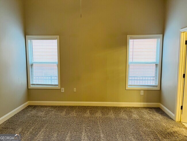 Building Photo - 5750 Crest Hill Dr NE