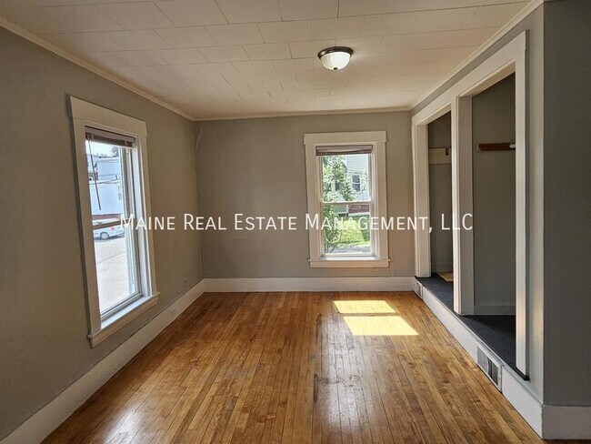 Building Photo - 27 Elm St