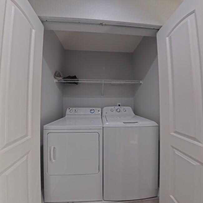 Building Photo - Highly Remodeled | 2nd Floor | Vaulted Ceilings