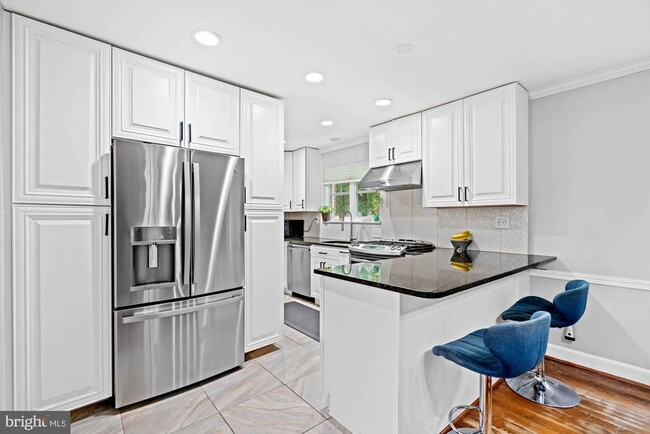 Building Photo - 5333 Saratoga Ave