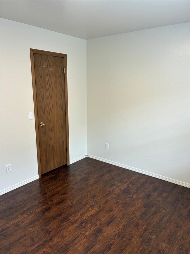 Building Photo - 404 Amanda Dr