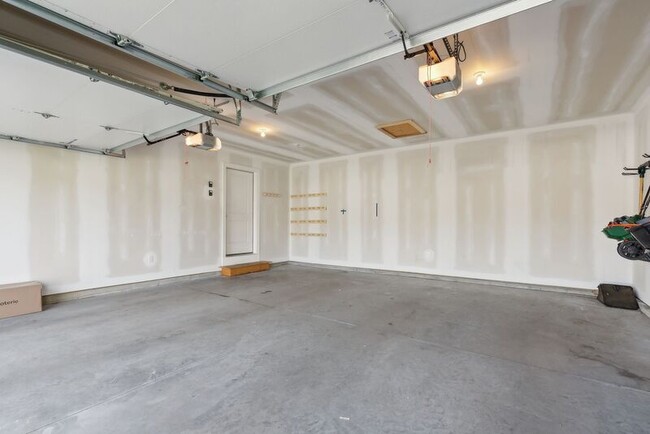 Building Photo - 2 Lodge Dr