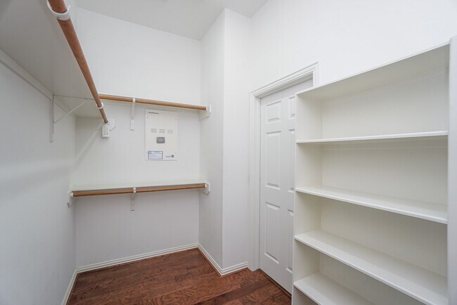 Building Photo - 7102 Thistlewood Park Ct