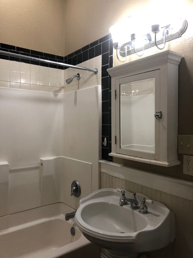 Building Photo - DOWNTOWN 3 BEDROOM!
