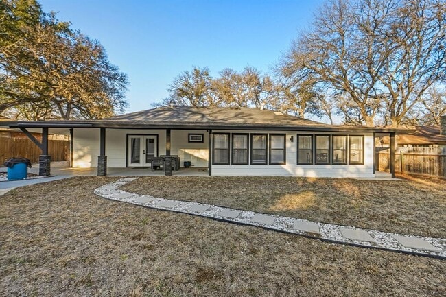 Building Photo - 2107 Lewood Cir