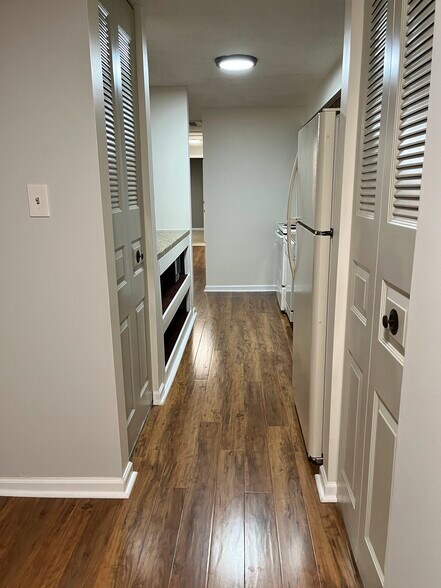 Building Photo - 12411 Hickory Tree Way