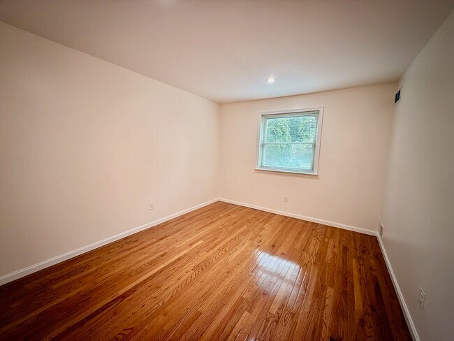 Building Photo - 102 Eaton Dr