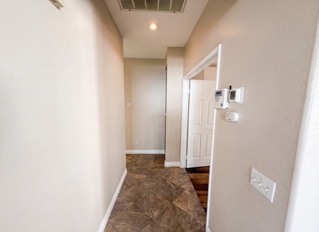 Building Photo - 3630 Vanderbilt Dr